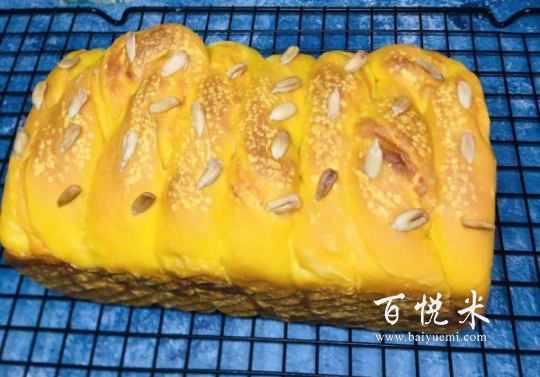 美味的南瓜吐司，整個(gè)吐司特別柔軟還帶有南瓜的香氣